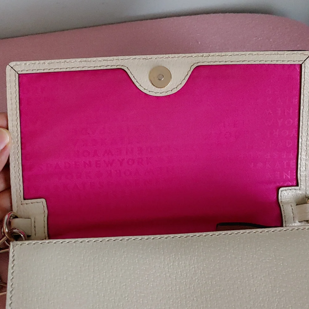 🎉Host Pick🎉Kate Spade Leather Mini Crossbody / Wallet - Picture 2 of 7